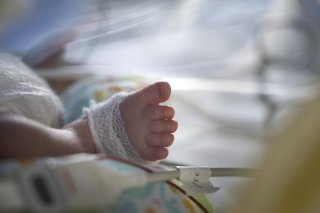 Le congé maternité des femmes vivant une grossesse multiple devrait être allongé, estime une commission parlementaire.